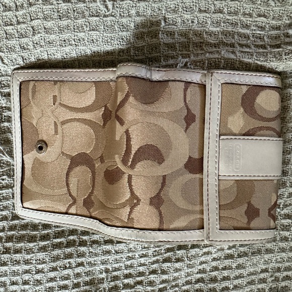 Small COACH White/Beige wallet with Big C, fits in medium/large handbags or tote - Picture 2 of 7